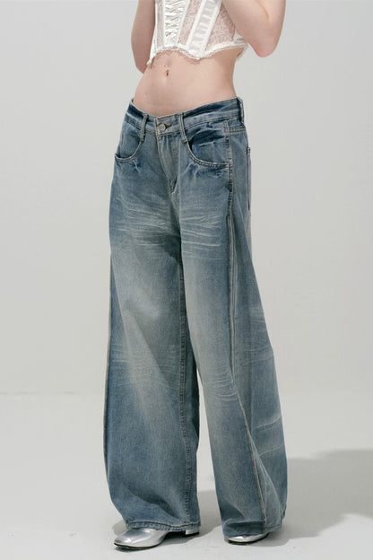 Hellblaue gewaschene Jeans mit weitem Bein