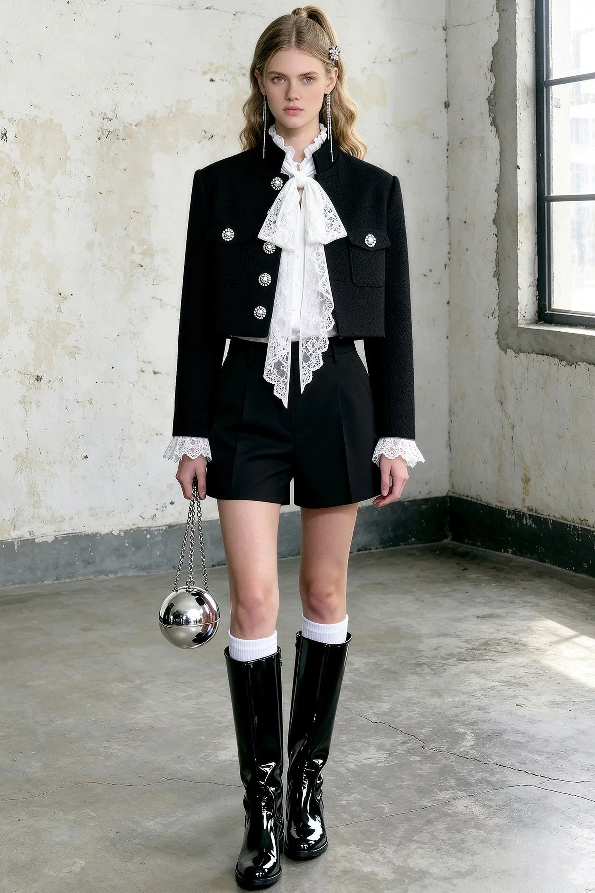 Set aus langärmliger Jacke mit Diamantverzierungen und Spitze sowie Shorts