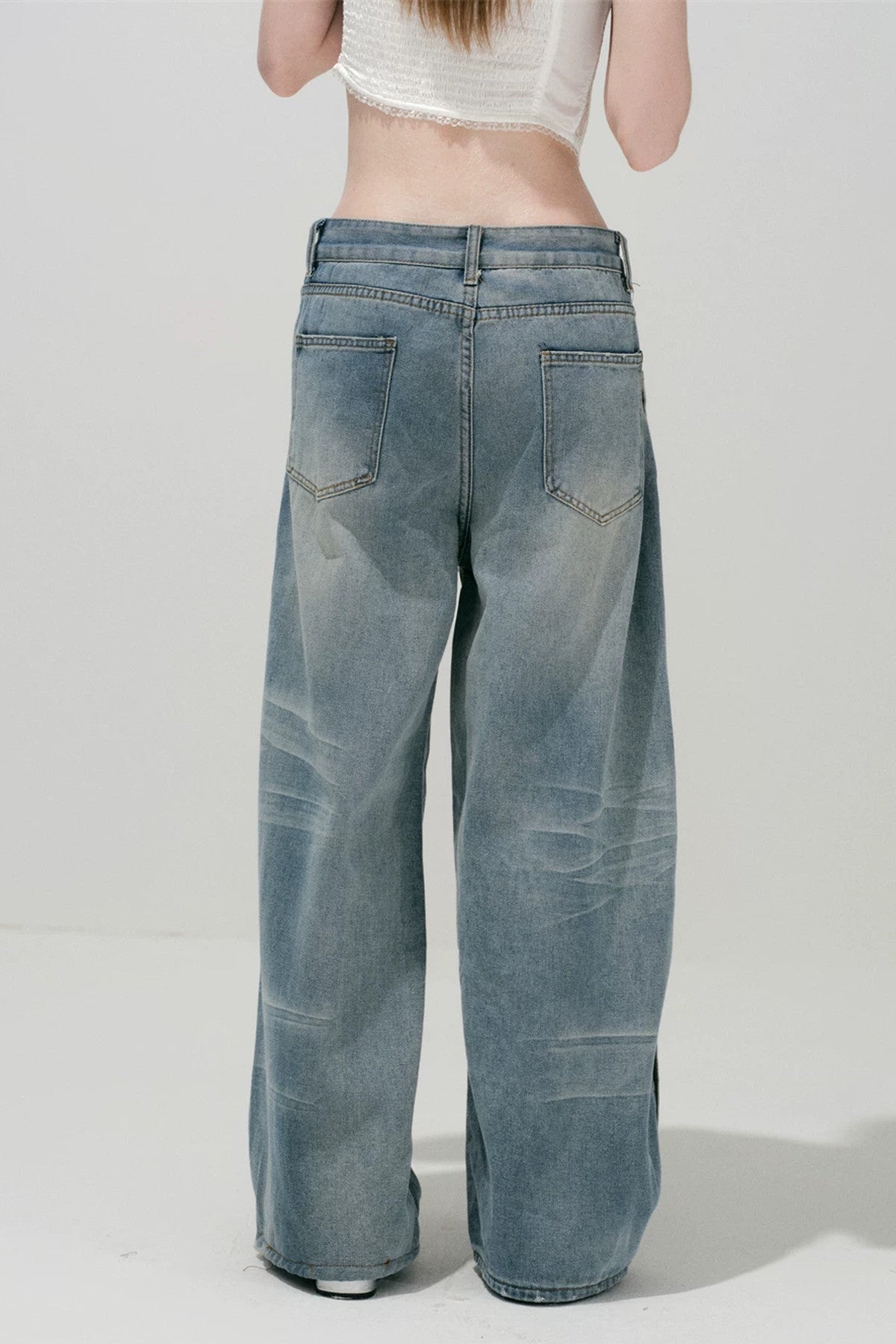 Hellblaue gewaschene Jeans mit weitem Bein