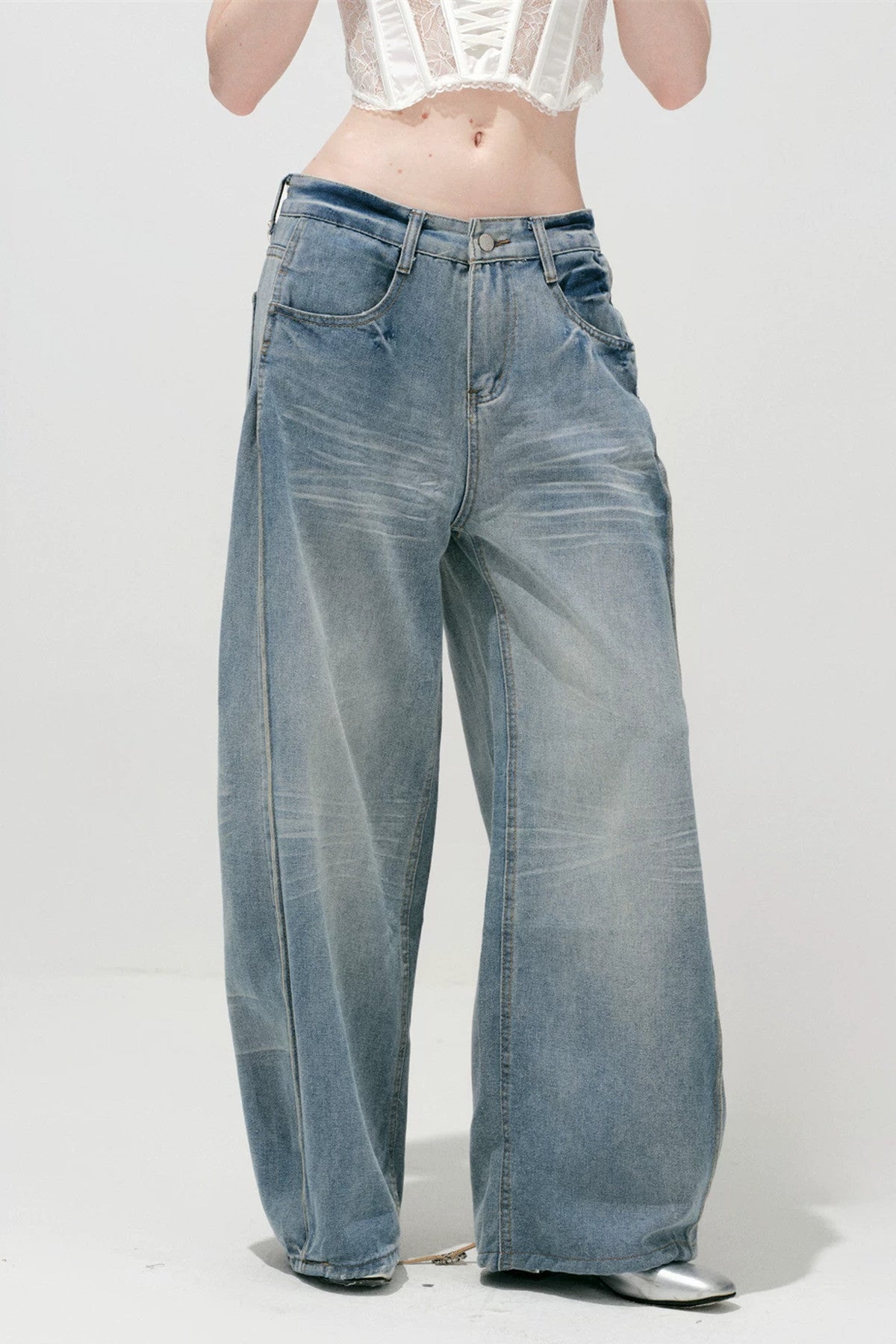 Hellblaue gewaschene Jeans mit weitem Bein