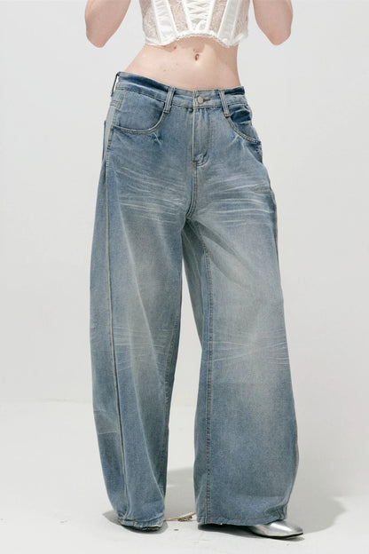 Hellblaue gewaschene Jeans mit weitem Bein