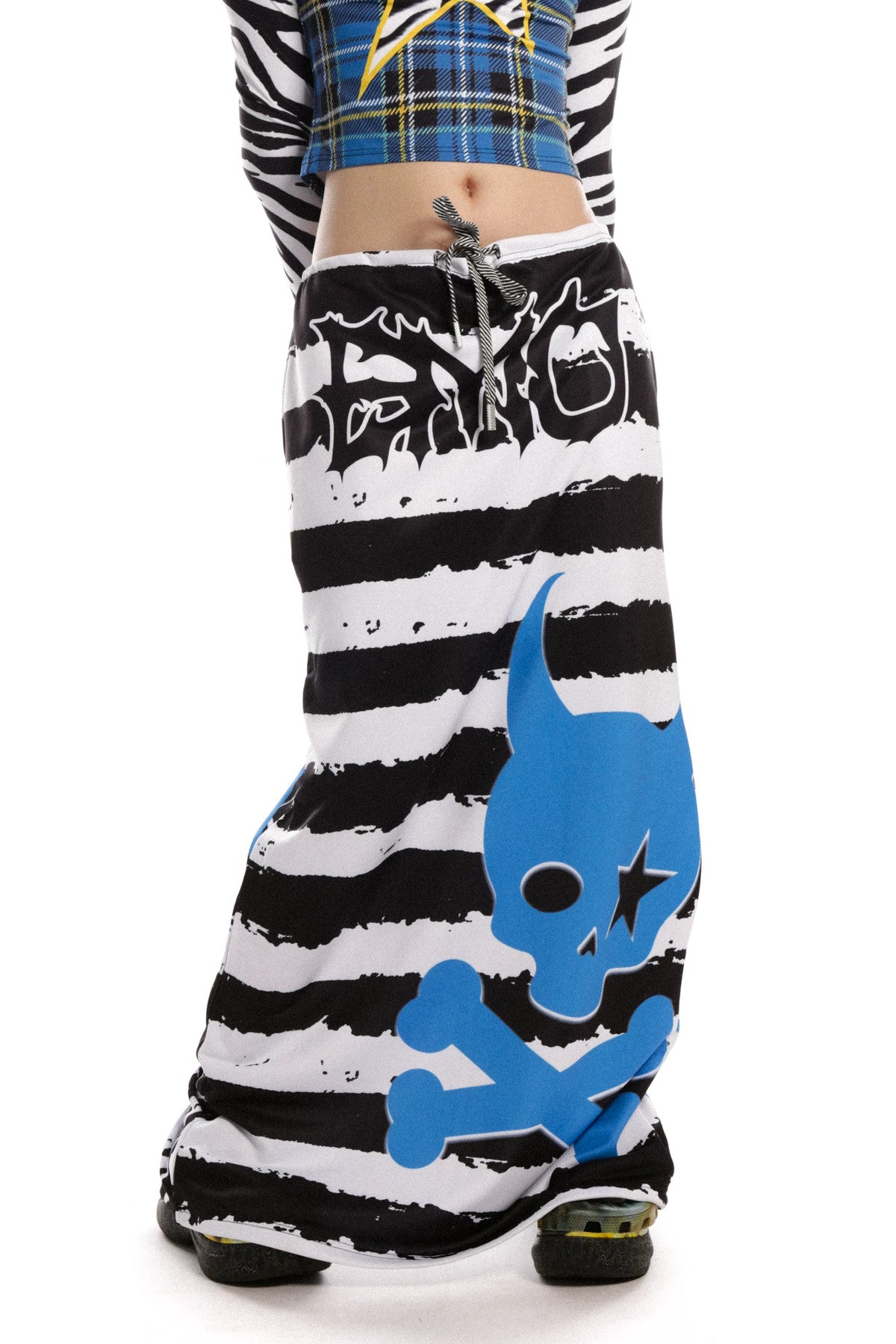 Bodenlanger Rock mit Punkrock-Print