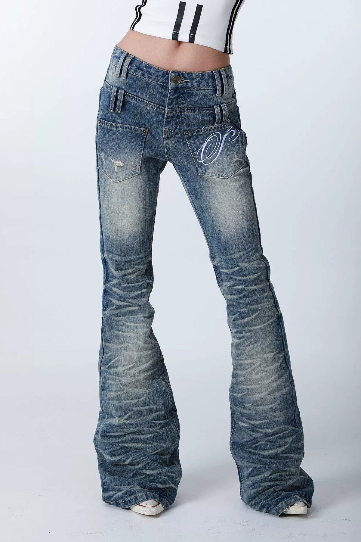 Wendbare Schlagjeans mit Taschen, Patchwork und Stickerei