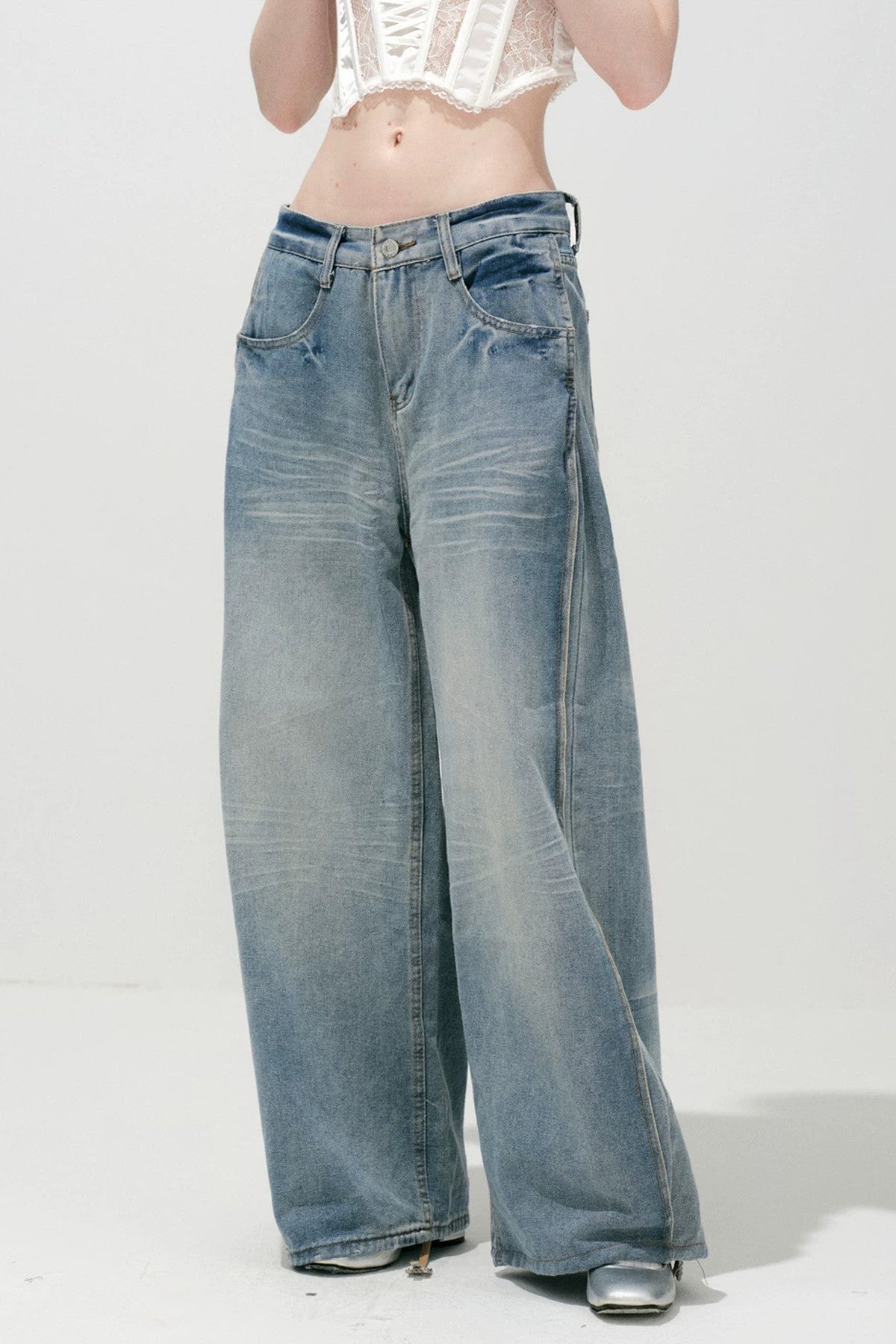 Hellblaue gewaschene Jeans mit weitem Bein