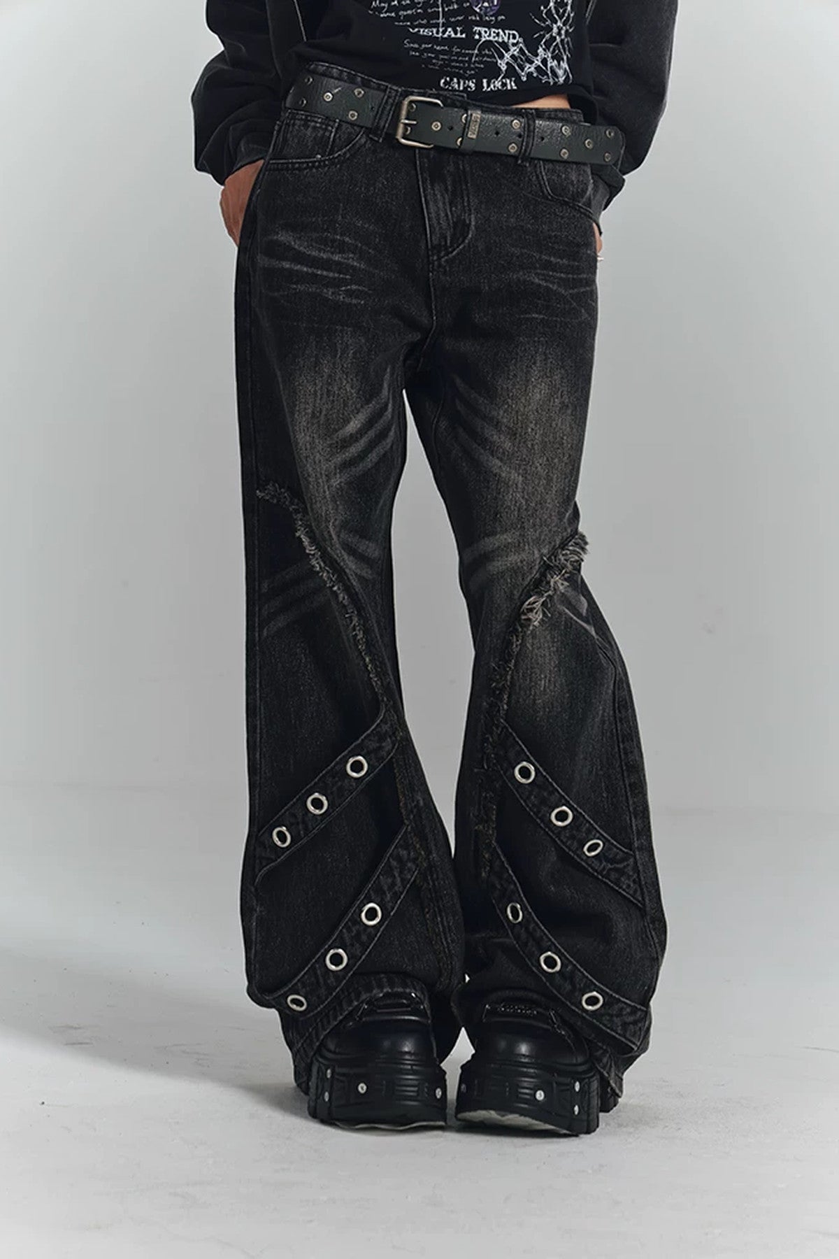 Gewaschene schwarze Jeans mit geradem Bein