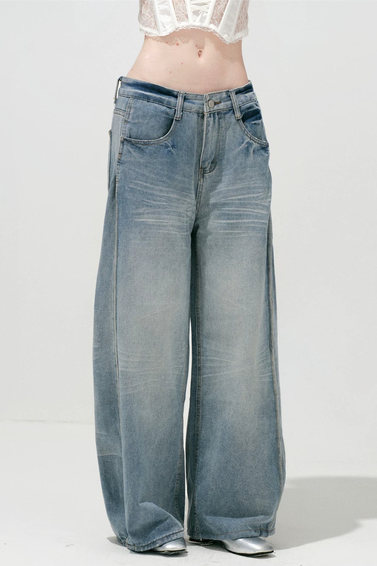 Hellblaue gewaschene Jeans mit weitem Bein