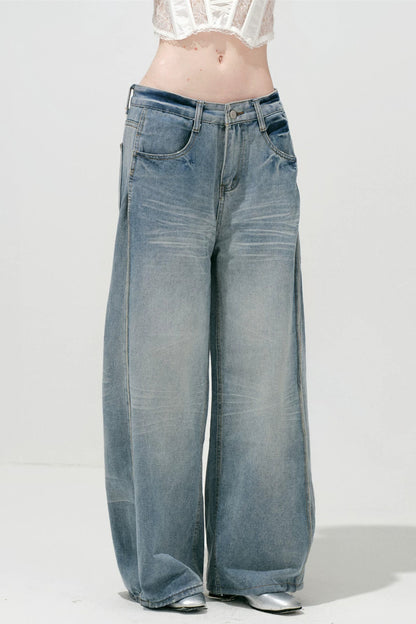 Hellblaue gewaschene Jeans mit weitem Bein