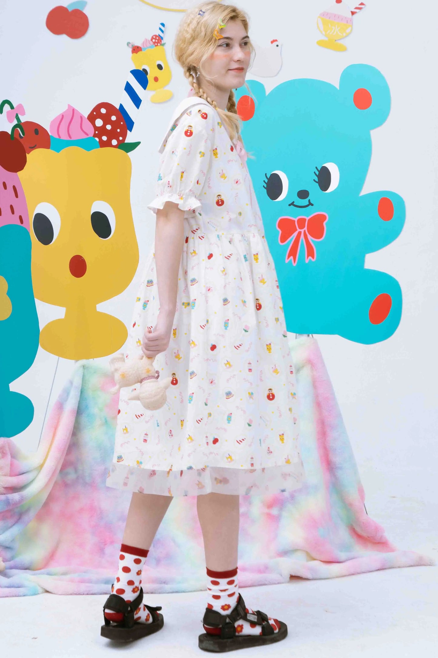 Bedrucktes Kleid mit Matrosenkragen und Puffärmeln