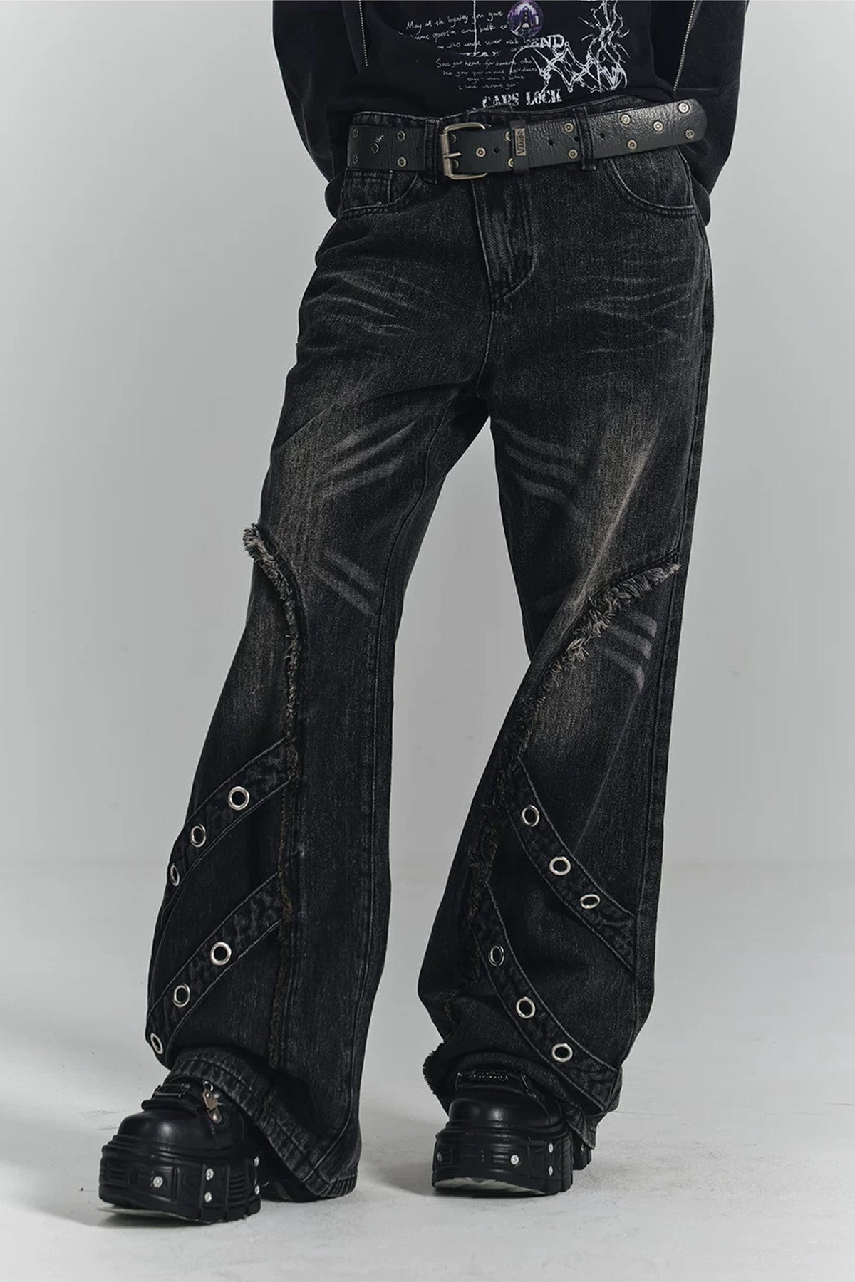 Gewaschene schwarze Jeans mit geradem Bein